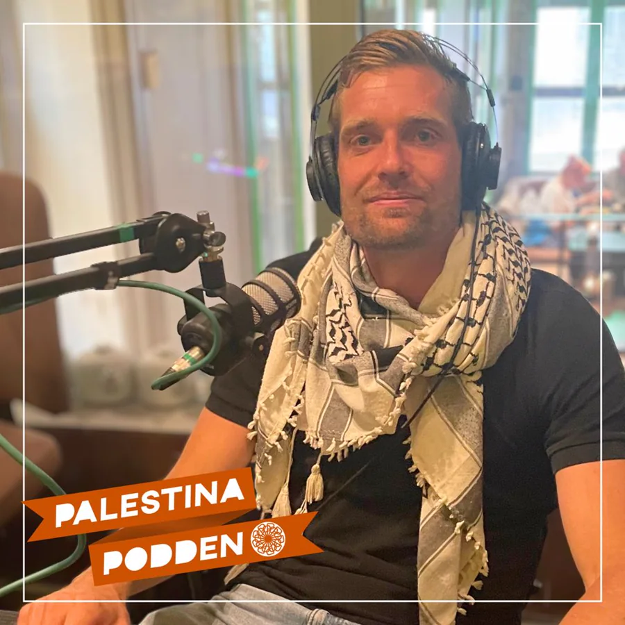 Rufus Wiena speaking into a microphone on PalestinaPodden
