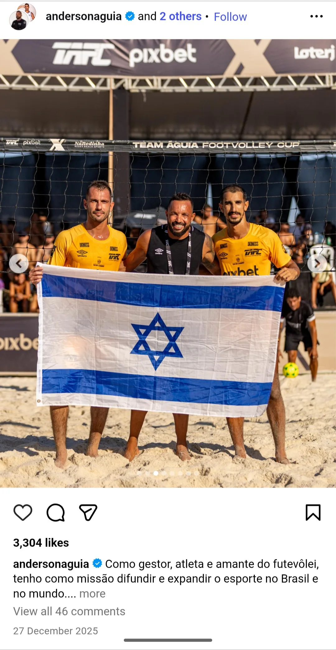 Anderson Águia com Ron Ben Ishai e Maor segurando a bandeira israelense no TAFC